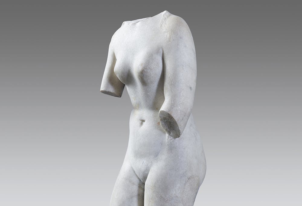 <p>Marmer, Grieks, 300-100 v.Chr., h. 60 cm. Het eerste realistisch weergegeven naakte vrouwenbeeld in de geschiedenis is de Aphrodite (Latijn: Venus) van de beroemde beeldhouwer Praxiteles, uit de vierde eeuw v.Chr. De godin staat op het punt om een bad te nemen en probeert met een hand haar naaktheid te verbergen. In navolging zijn vele naakte Venusbeelden gemaakt, zoals deze van het type Venus Capitolina, waarbij de godin beide handen beschermend voor haar lichaam houdt.</p>