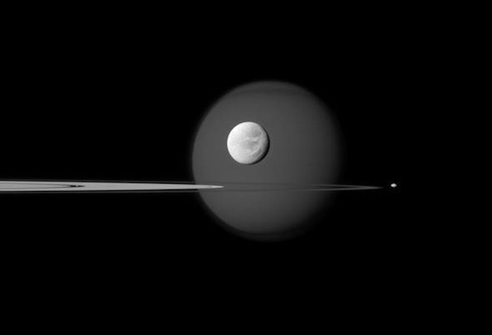 <p>Dit spectaculaire plaatje stuur de <span class="caps">NASA</span>-ruimtesonde Cassini in 2011 naar de aarde. De sonde die sinds 2004 rond Saturnus draait wist de manen Dione, Pandora, Pan en Titan (op de achtergrond) op één foto vast te leggen. </p>
