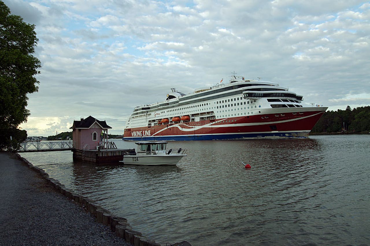 Ferry Viking Grace vaart op aardgas in de Baltische Zee.