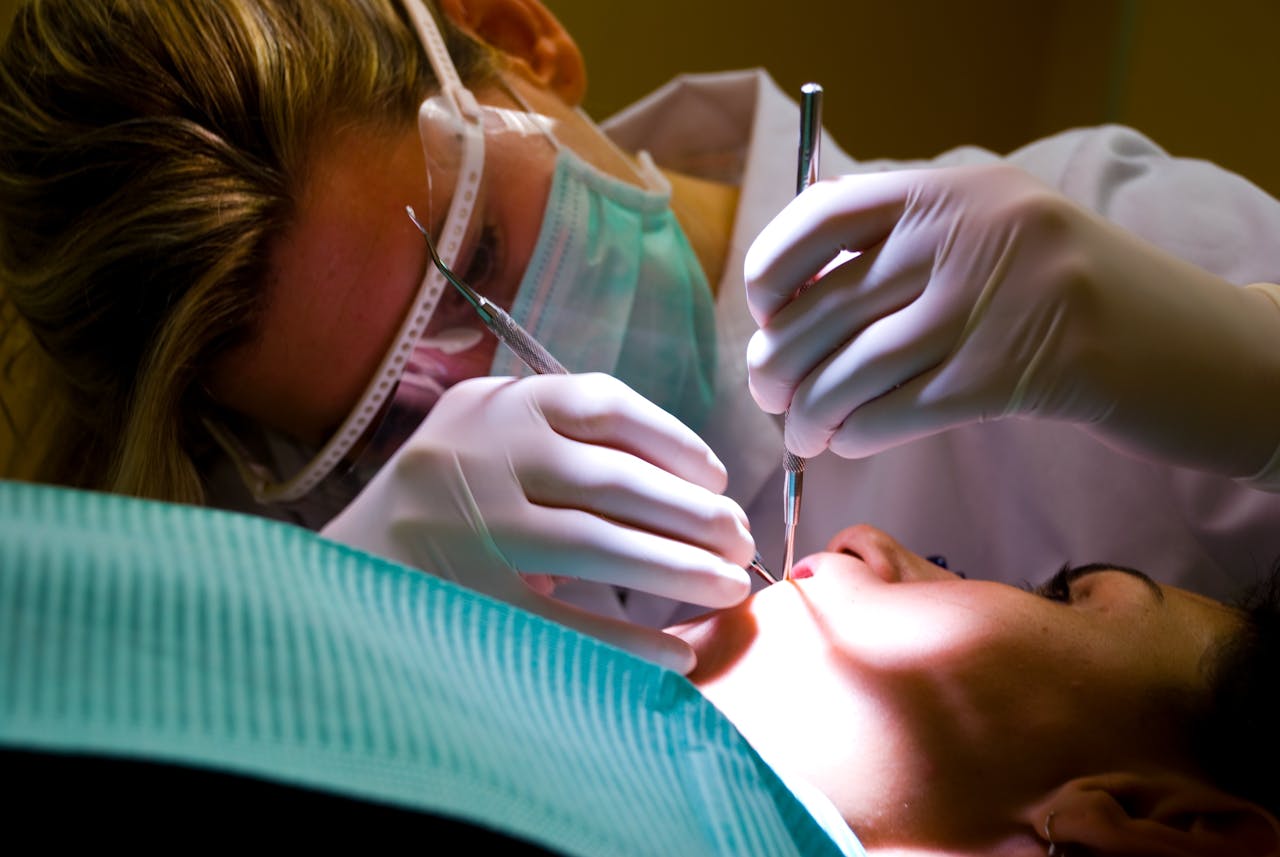 Een vrouw laat haar tanden onderzoeken door een tandarts.