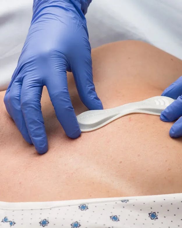 Met deze biosensor-sticker wil VitalConnect artsen helpen hun patiënten te monitoren. Artsen kunnen de biodata van wel elf patiënten tegelijk in de gaten houden terwijl die thuis herstellen, zo belooft het bedrijf. Het verschilt niet veel van het verzamelen van andere medische data. Of is dit toch iets nieuws? Een medisch persoon plaats een haltervormige biosensor-sticker van VitalConnect op de borst van een patiënt