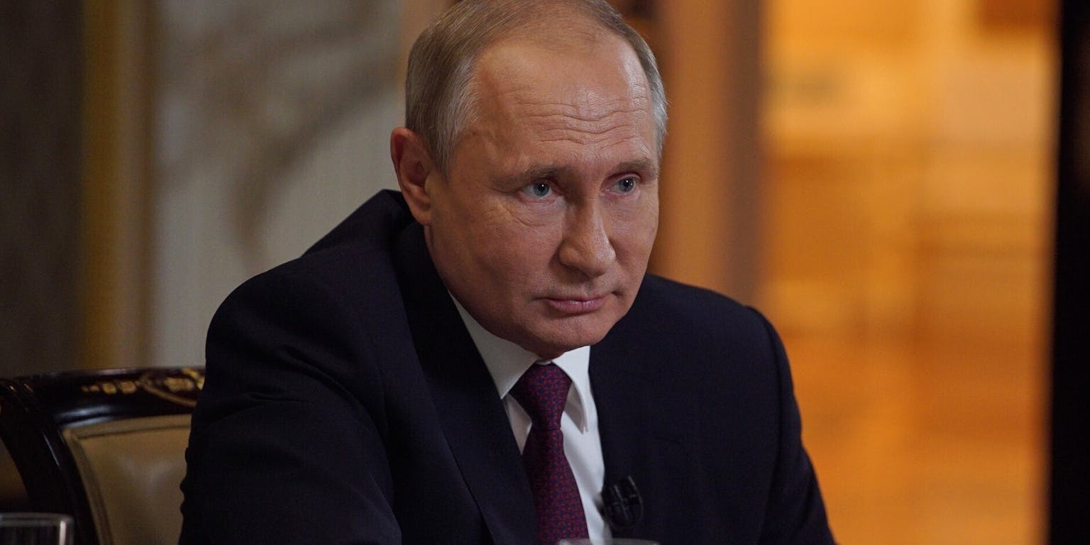 Vladimir Poetin zit aan een tafel met een glas en een theepot