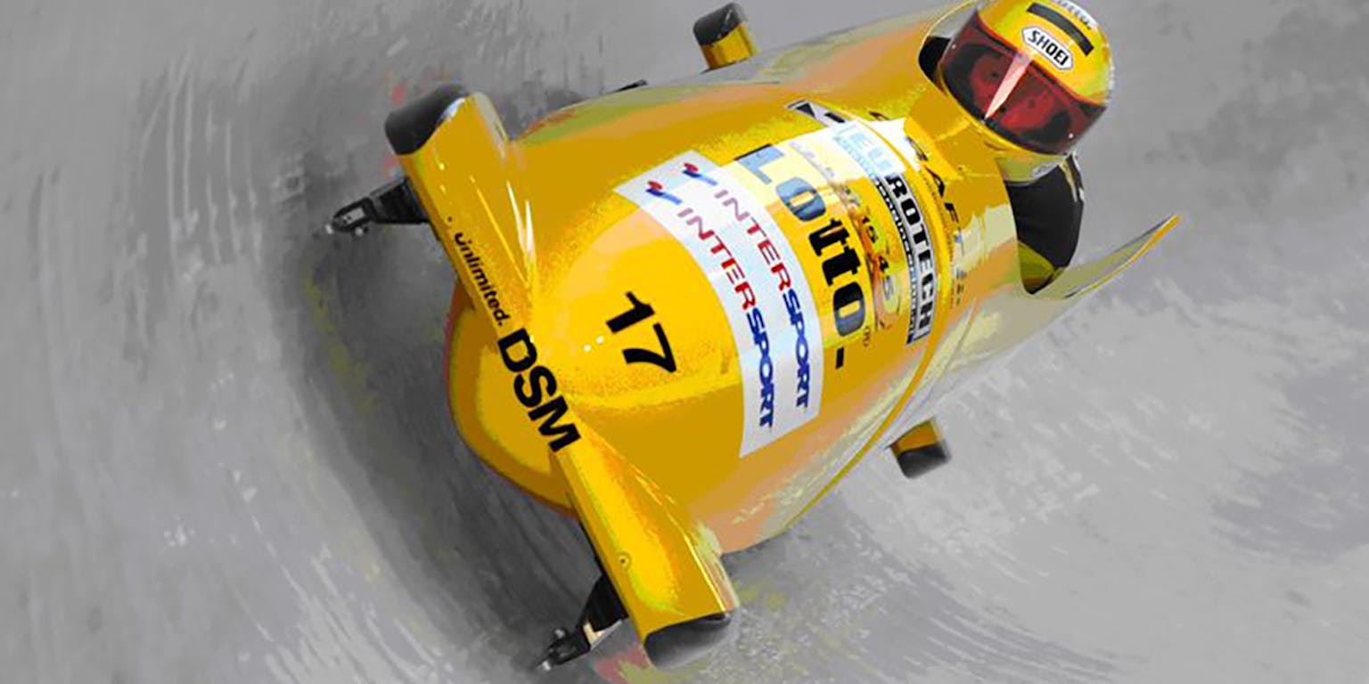 Een gele bobslee. Op de voorkant van de bobslee staat nummer 17.