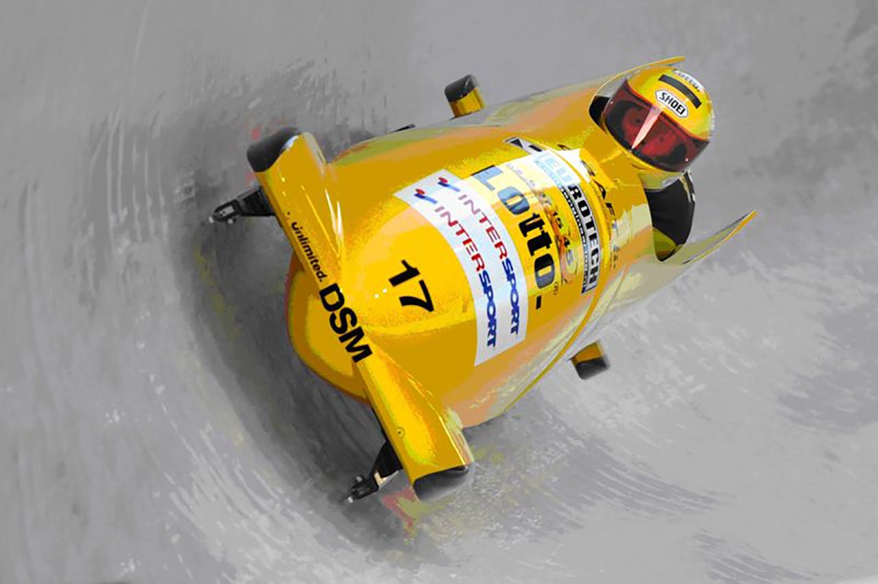 Een gele bobslee. Op de voorkant van de bobslee staat nummer 17.