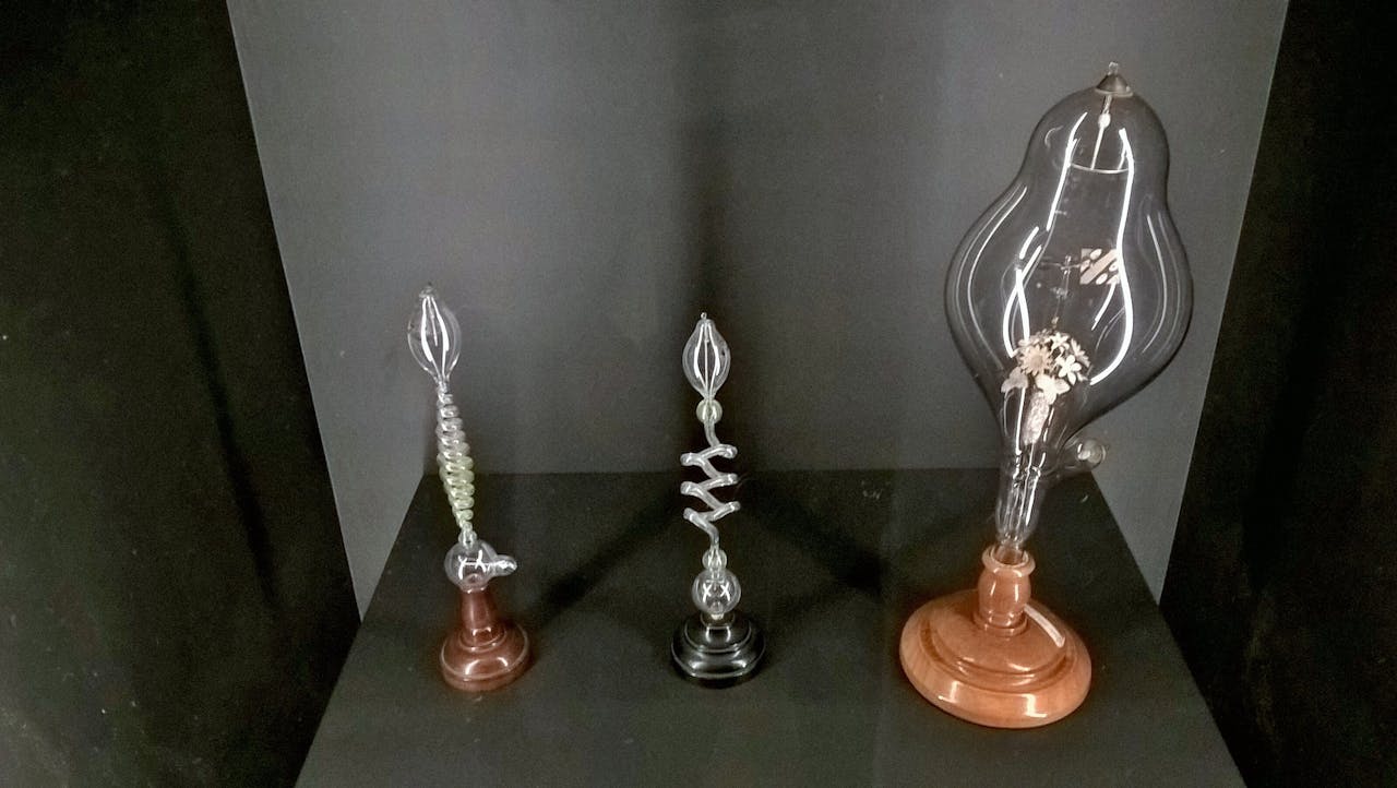 van links naar rechts:
· Geissler buis, datering 1875-1900 (Museum Boerhaave V10402)
· Geissler buis, datering 1875-1925 (Museum Boerhaave V10399)
· Vacuumbuis met 2 elektroden, radiometer en fosforescerend bouquet, datering 1875-1925 (Museum Boerhaave V12391)