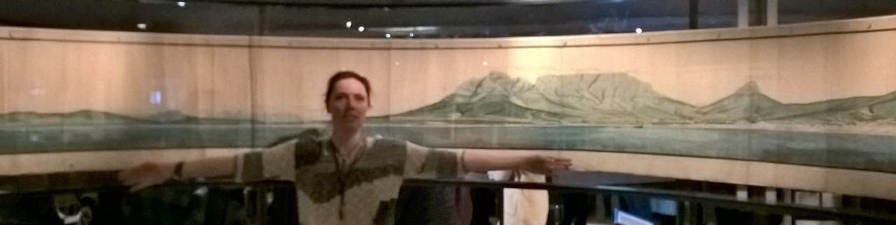 Eén van de hoogtepunten in de tentoonstelling vind ik het getekende panorama van de Kaap van ruim zeven meter breed. Robert Gordon maakte dit werk in 1778. Hij probeerde op wetenschappelijke manier naar de lokale bevolking te kijken en hen te begrijpen door hun taal te leren. Met deze antropologische benadering was hij een uitzondering: de meeste van zijn tijdgenoten zagen de plaatselijke stammen als achterlijke wilden. De kaart bevindt zich in het Kaartenarchief Topografische Dienst, Nationaal Archief Den Haag.