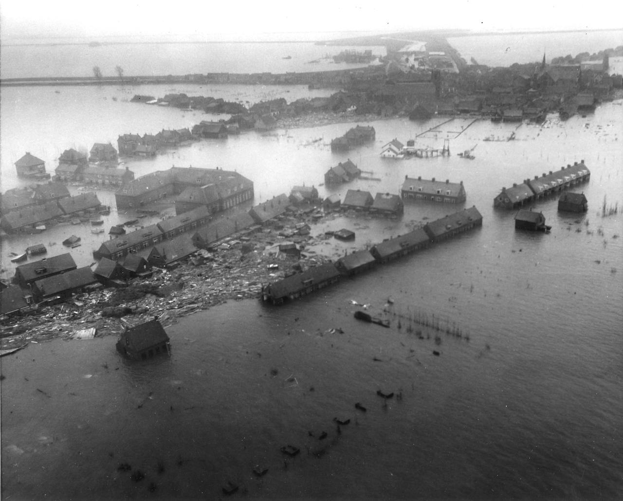 Een zwart-witfoto van een overstroomde stad tijdens de Watersnoodramp.