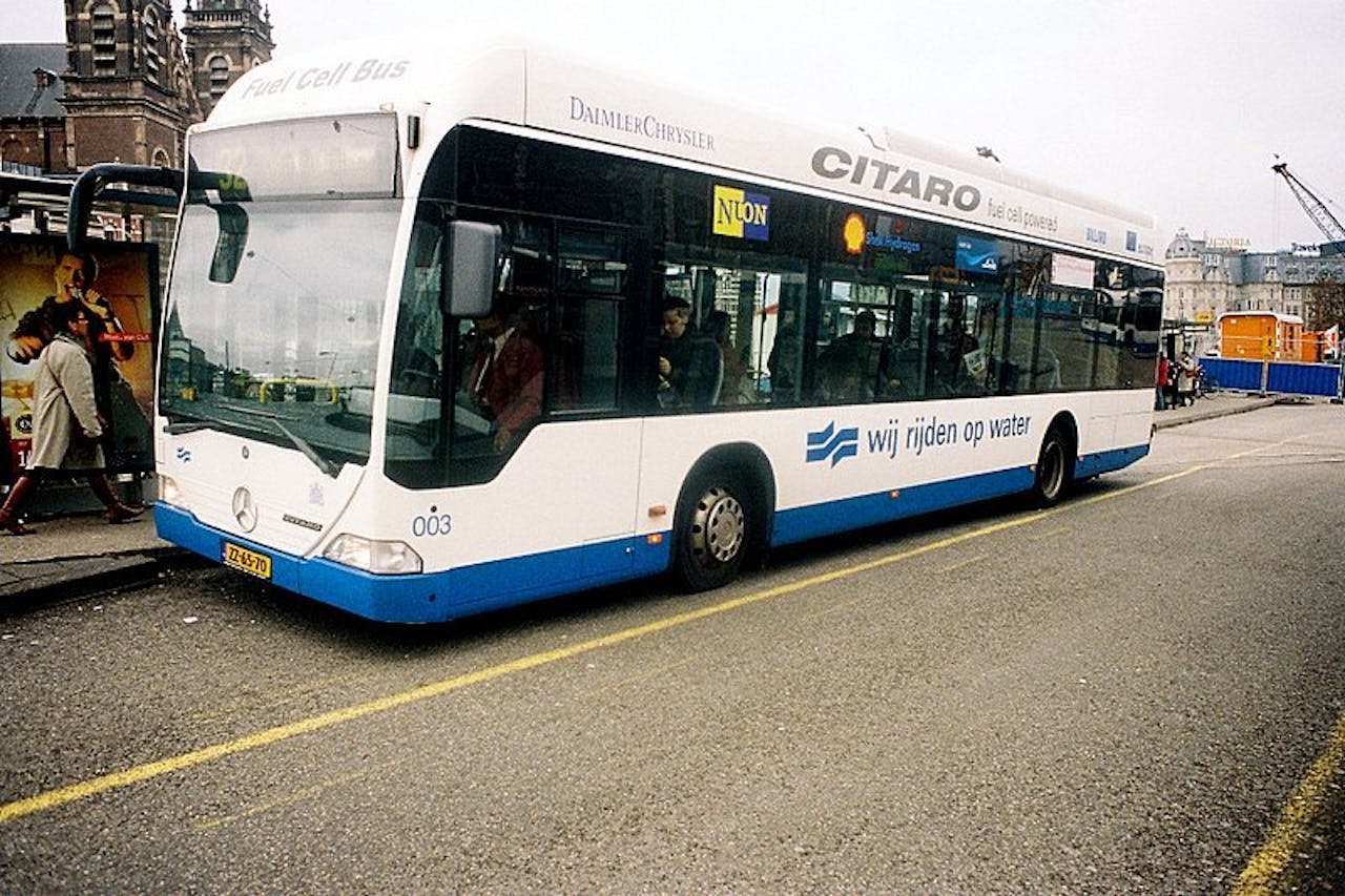 Deze bus rijdt op waterstof.