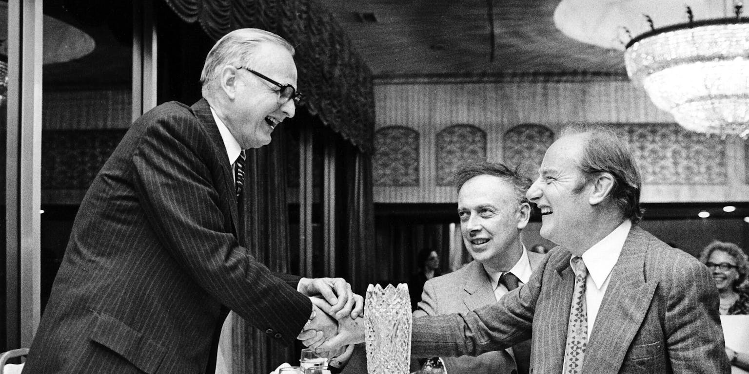 Amerikaans geneticus Maclyn McCarty (links) met Francis Crick en James Watson.