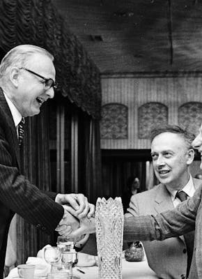Amerikaans geneticus Maclyn McCarty (links) met Francis Crick en James Watson.