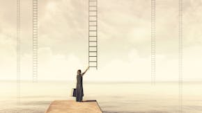 Een vrouw met een koffer staat met haar rug naar de camera aan het einde van een drijvende steiger. Ze reikt naar een ladder die uit de lucht lijkt te komen.