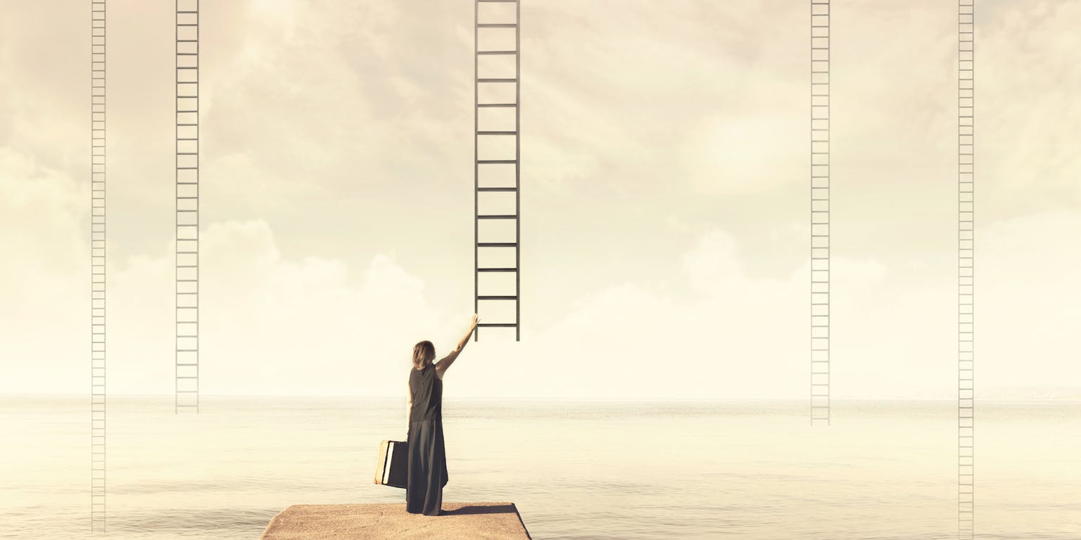Een vrouw met een koffer staat met haar rug naar de camera aan het einde van een drijvende steiger. Ze reikt naar een ladder die uit de lucht lijkt te komen.