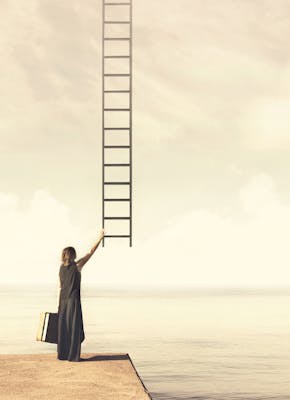 Een vrouw met een koffer staat met haar rug naar de camera aan het einde van een drijvende steiger. Ze reikt naar een ladder die uit de lucht lijkt te komen.