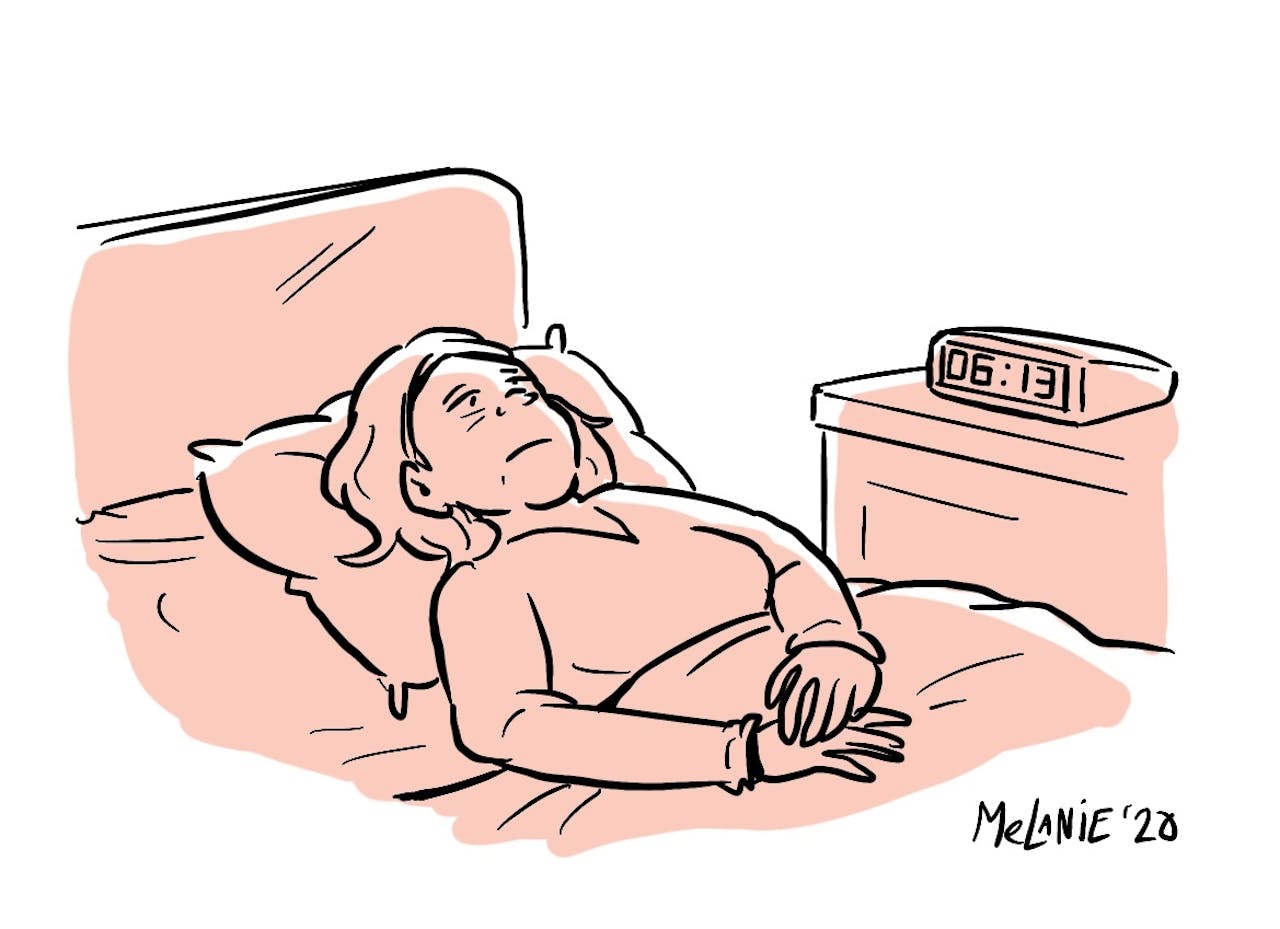 Een cartoon van een vrouw die in bed ligt met een wekker. Het is 6.13 uur.