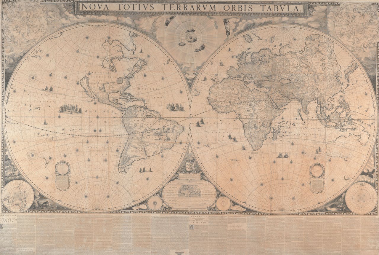 Wereldkaart door Joan Blaeu, 1648. NOVA TOTIUS TERRARUM ORBIS TABULA (EEN NIEUWE KAART VAN DE GEHELE WERELD)
Van Netten: “Joan Blaeu presenteert hier het gehele universum in één oogopslag: de aarde in twee halfronden, de zichtbare sterren op het noordelijk en zuidelijk halfrond, de noord- en zuidpool, verschillende hypotheses over het zonnestelsel zoals Copernicus theorie dat de aarde om de zon draait in plaats van andersom. Verder de vier elementen, het wereldbeeld vóór 1492, wiskundige uitleg over afstanden meten en een uitgebreide inleiding in de geografie in twee talen, Frans en Latijn.”