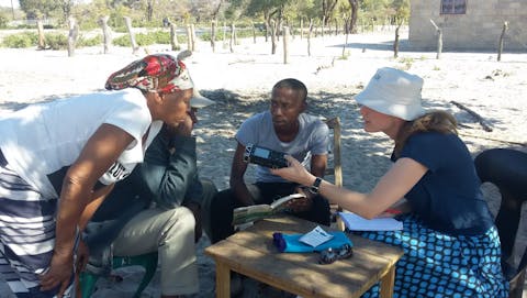 Hilde Gunnink maakt opnames tijdens veldwerk in het dorp N|amasere (uitgesproken met een klik!) in Botswana. Witte taalonderzoeker neemt tijdens veldwerk spraak op van drie zwarte personen.