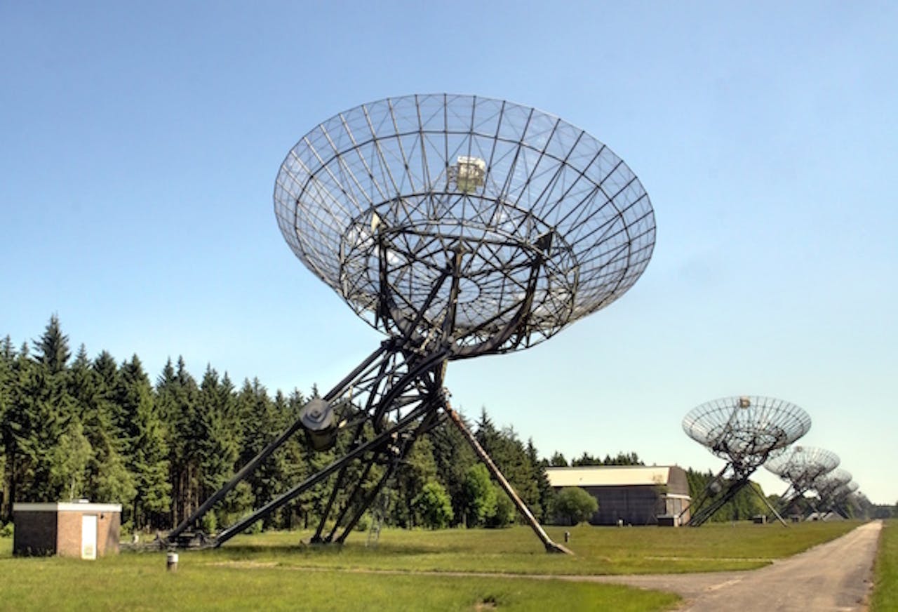 LOFAR is een vermomde supertelescoop in het Drentse veen, de grootste radiotelescoop in zijn LOFAR is een vermomde supertelescoop in het Drentse veen, de grootste radiotelescoop in zijn