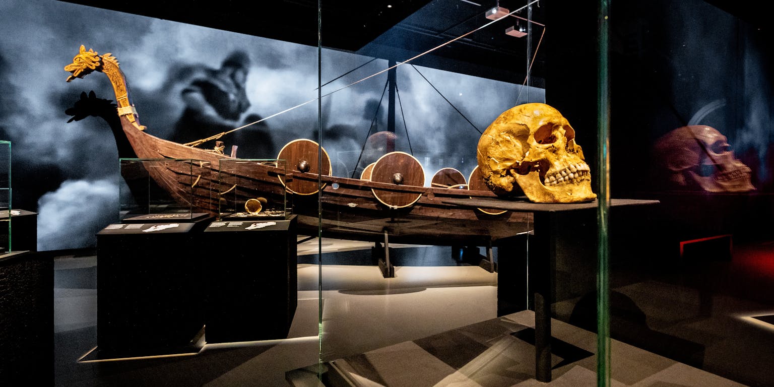 Een vikingschip in het Fries Museum.
