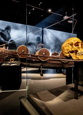 Een vikingschip in het Fries Museum.