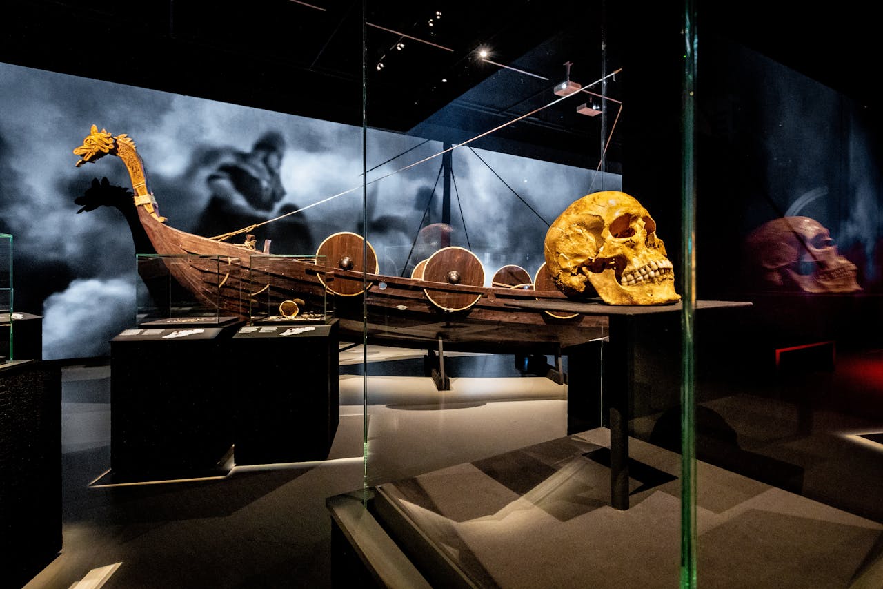 Een vikingschip in het Fries Museum.