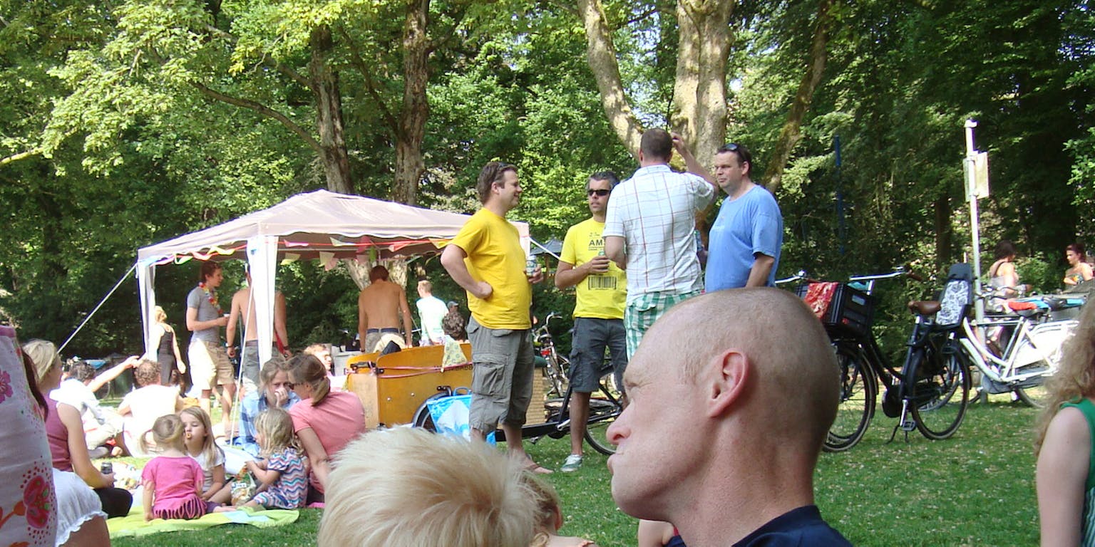Een groep mensen in het Wilhelminapark in Utrecht.