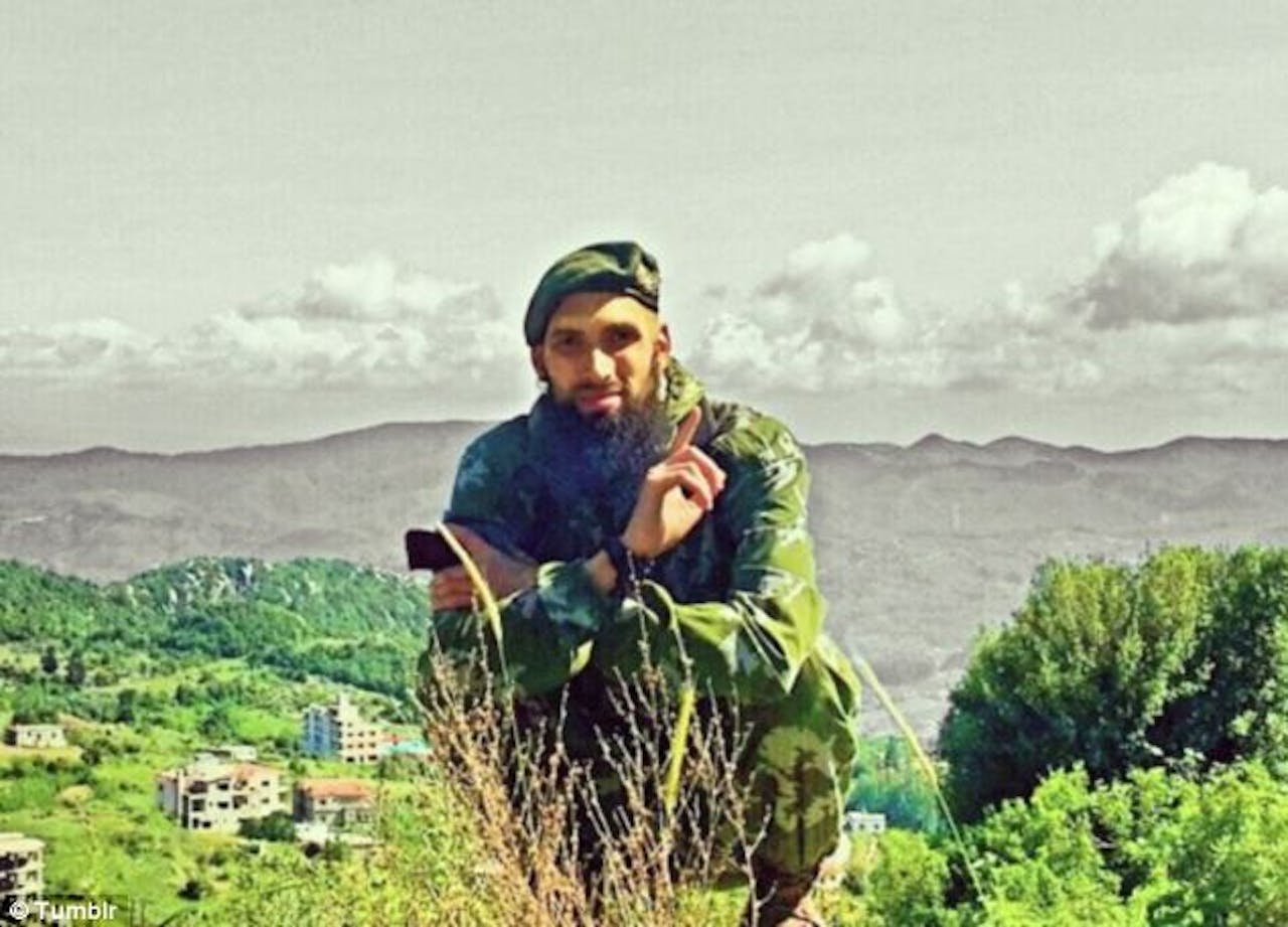 Een van de honderden Nederlandse jihadgangers die zich bij IS aansloten, was Omar Yilmaz. In actualiteitenprogramma Nieuwsuur vertelde hij dat zijn belangrijkste beweegreden het helpen van het Syrische volk was, “want niemand anders doet iets.” Inmiddels zorgen de wreedheden van IS er juist voor dat steeds meer Syriërs het land ontvluchten.
