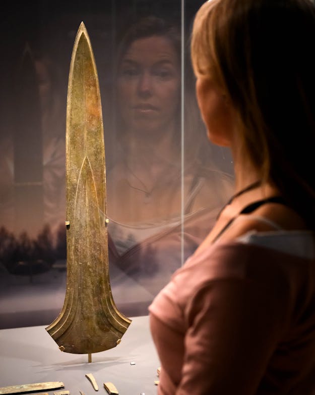 Een blik in de tentoonstellingszalen met zwaard ommerschans Vitrine met zwaard ommerschans
