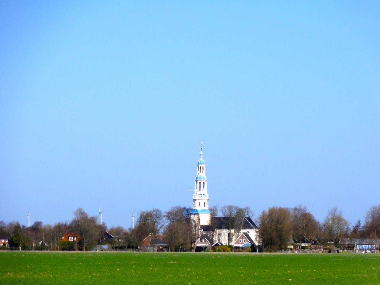 Zicht op Uithuizermeeden, een van de locaties waar het zand vandaan werd gehaald. De Mariakerk van Uithuizermeeden in Groningen.