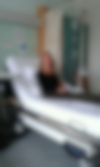 Een vrouw die op een ziekenhuisbed ligt.
