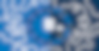 Een illustratie van een stopcontact, omringd door een cirkel van mensen en zonnepanelen op een blauwe achtergrond.