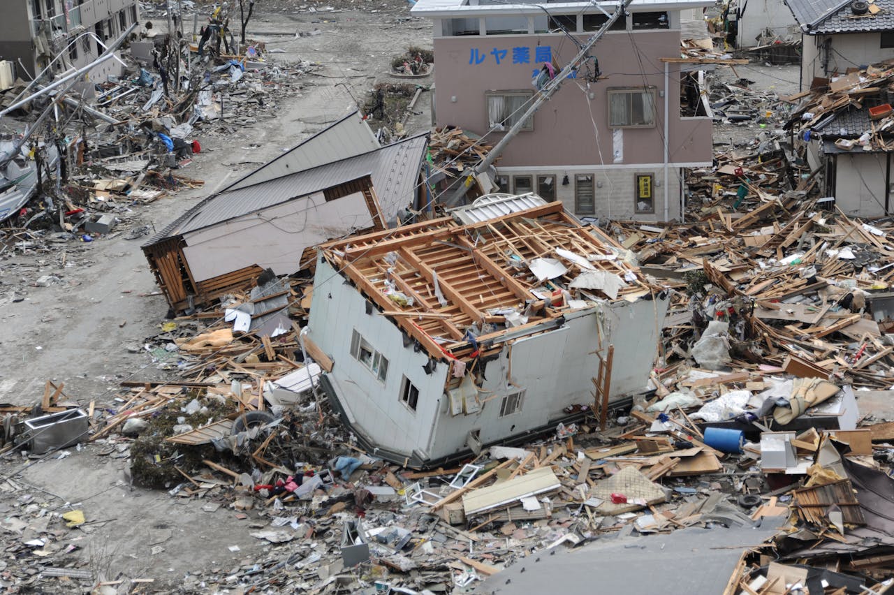 Een luchtfoto van een verwoest huis in Japan door een aardbeving.