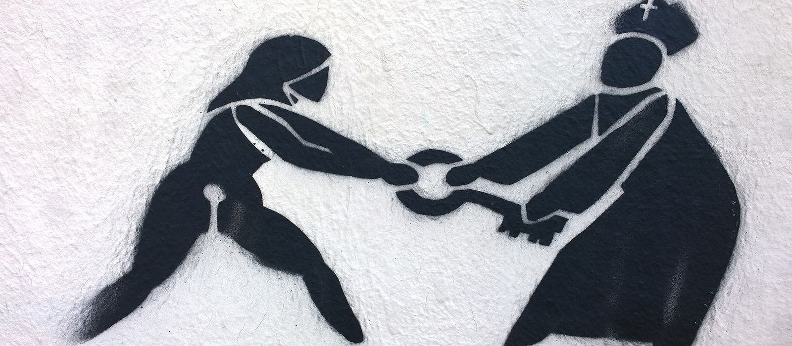 Een zwart-wit schilderij van een vrouw en een man die vechten.