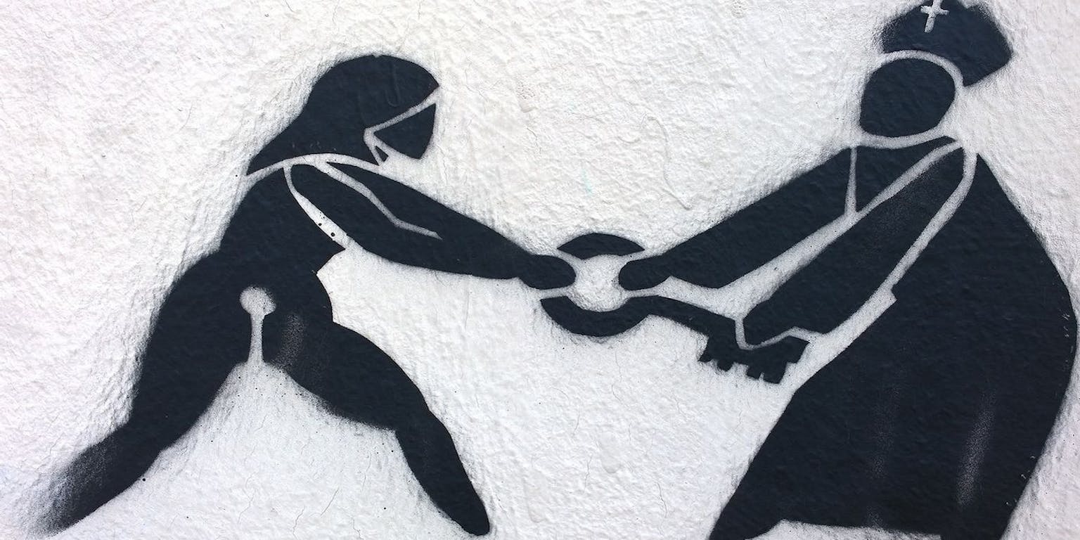 Een zwart-wit schilderij van een vrouw en een man die vechten.