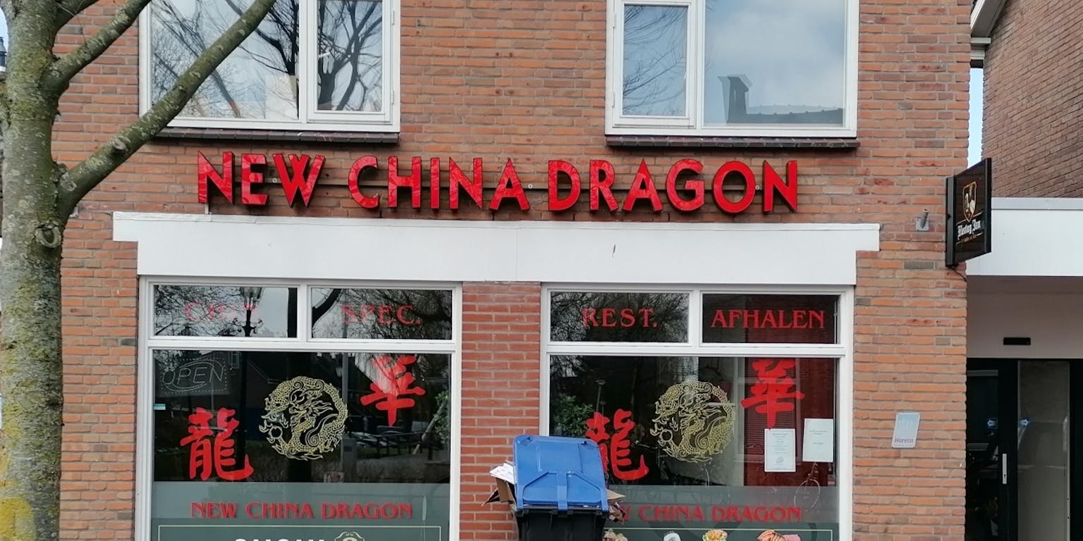 Een straatfoto van restaurant New China Dragon.