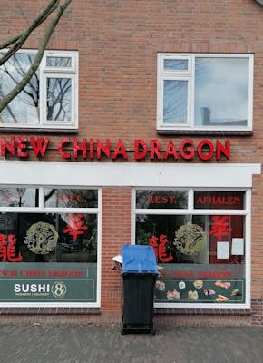 Een straatfoto van restaurant New China Dragon.