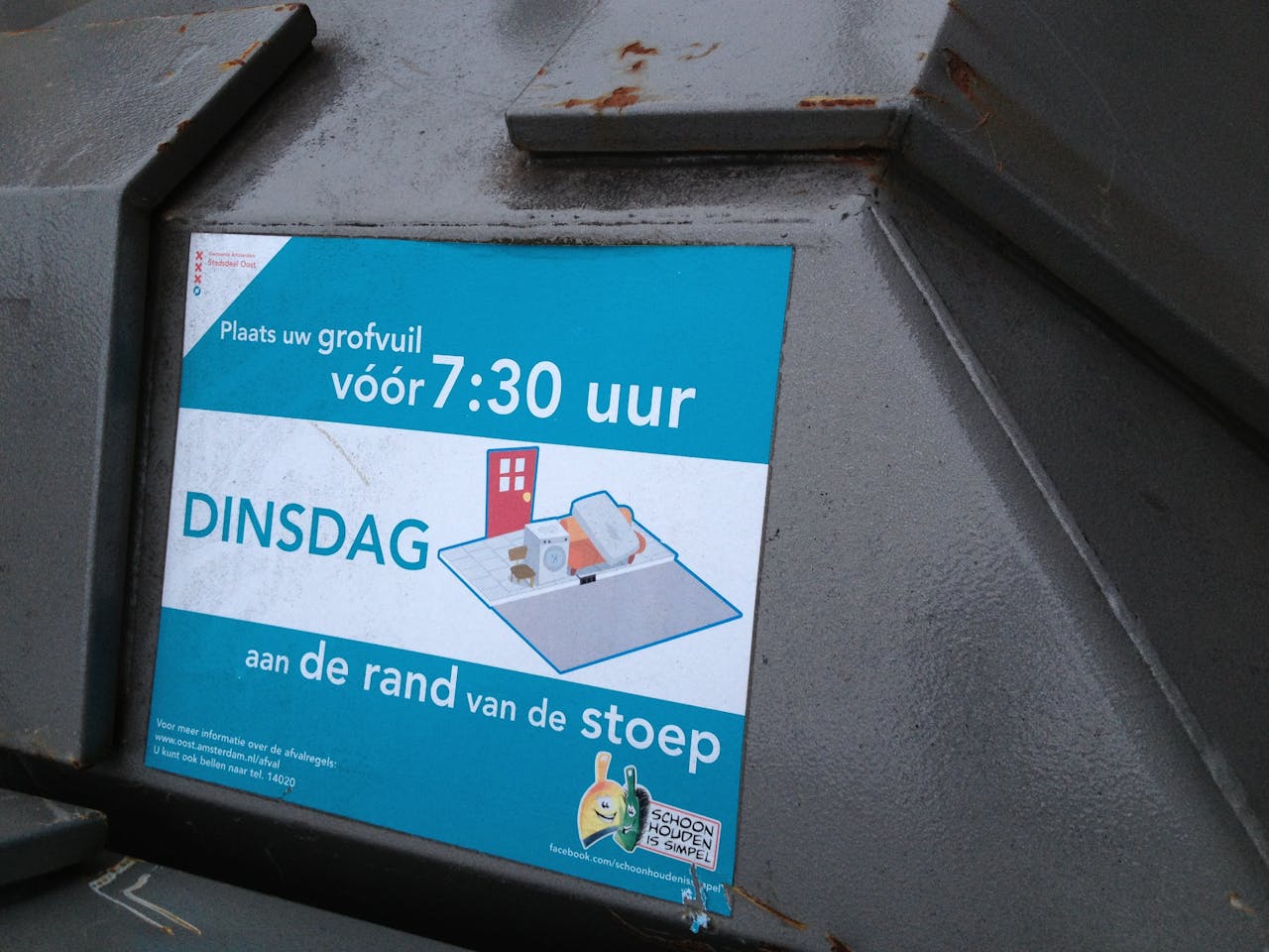 Gemeentelijke afvalinstructies. Voor dergelijke diensverlening betalen we gemeentelijke belastingen als afvalstoffenheffing.