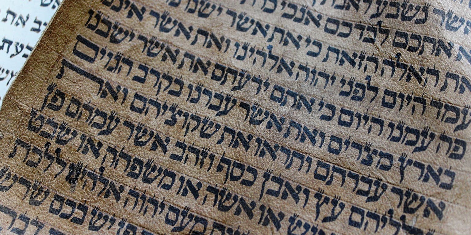 Een boek met Hebreeuws schrift erop.