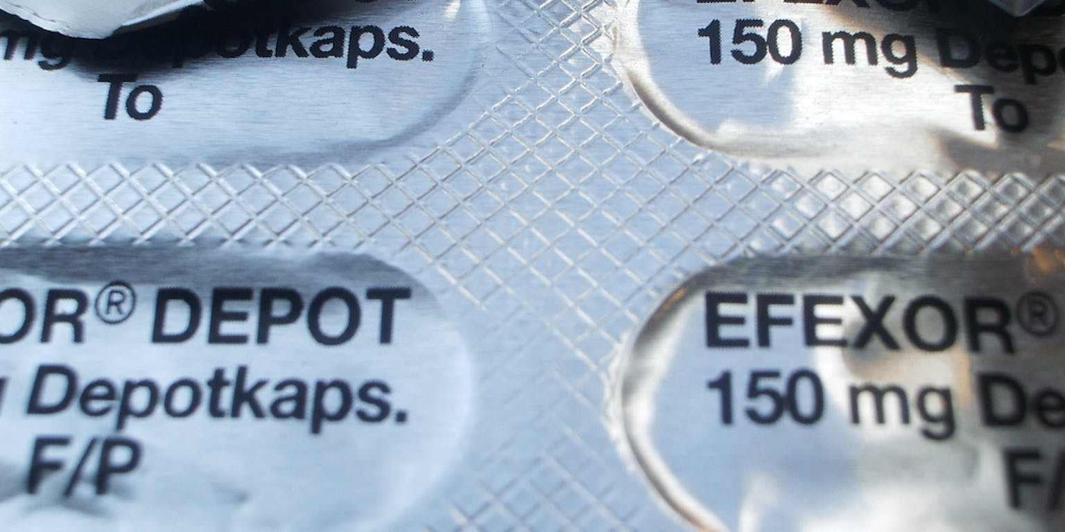 Een pakje pillen met het woord efexot erop.