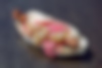 Een hotdog in een papieren bakje.
