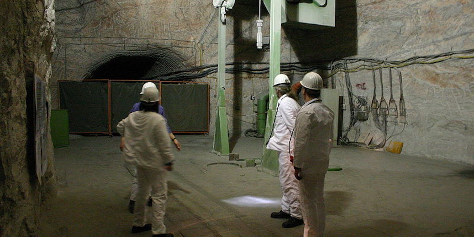 Een groep mensen staat in een tunnel.