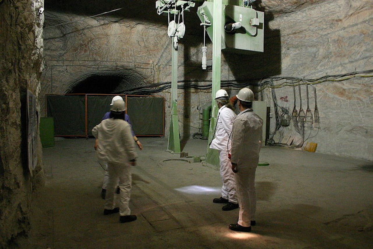 Een groep mensen staat in een tunnel.