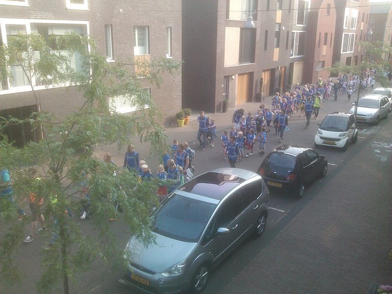 Avondvierdaagse in Woerden. Vooral op de laatste avond wordt er in veel plaatsen nogal wat gesnoept.