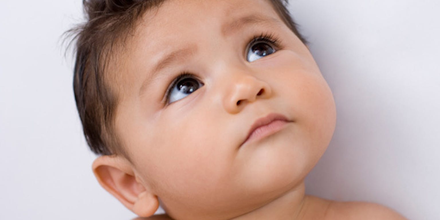 Een baby kijkt naar de lucht.
