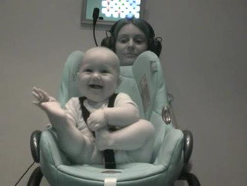 Een baby en diens moeder in het Nijmeegse babylab. Hier deed Stefanie Ramachers een onderzoek naar de toongevoeligheid van ruim honderd baby’s.