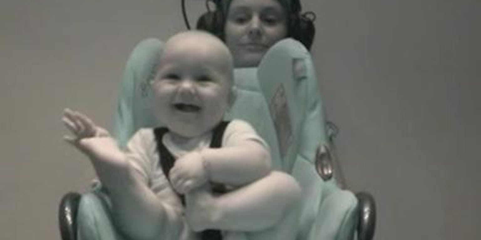 Een baby en diens moeder in het Nijmeegse babylab. Hier deed Stefanie Ramachers een onderzoek naar de toongevoeligheid van ruim honderd baby’s.