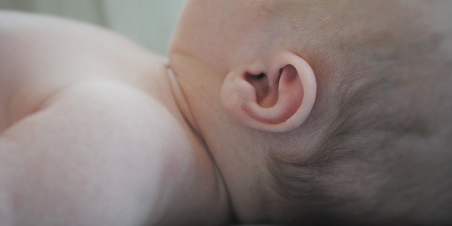 Een close-up van het oor van een baby.