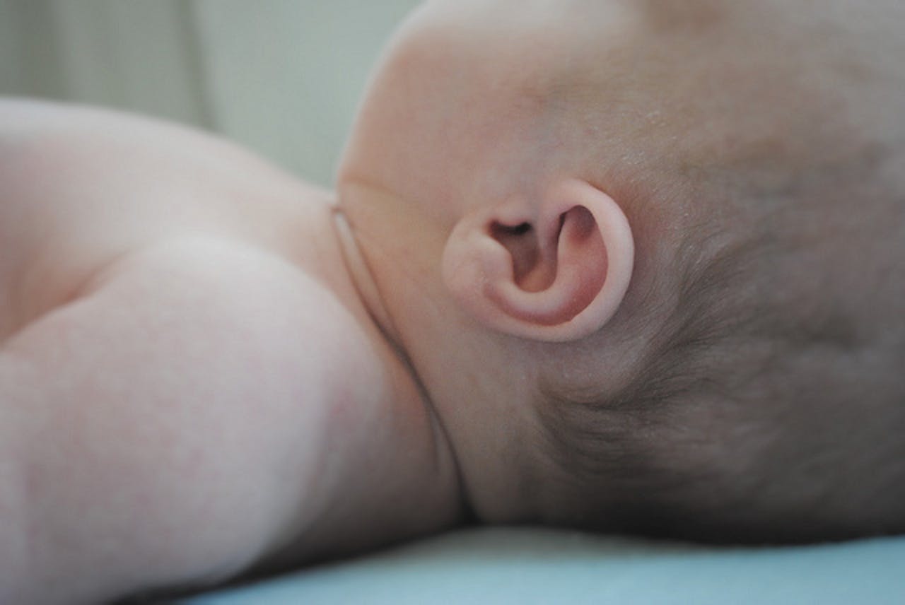 Een close-up van het oor van een baby.