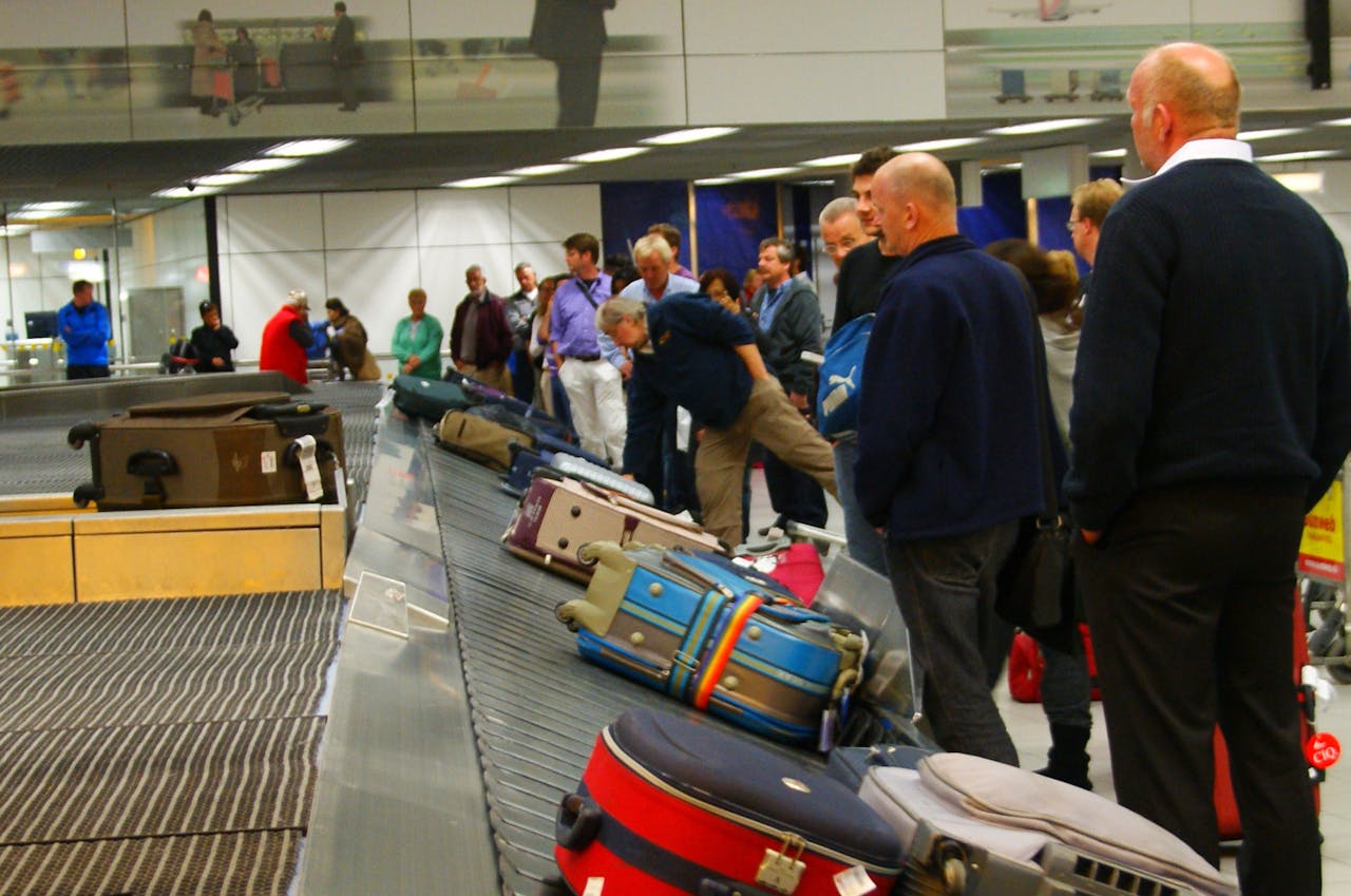 Passagiers moeten ook bij terugkeer op Schiphol vaak lang wachten, maar dan op hun bagage.