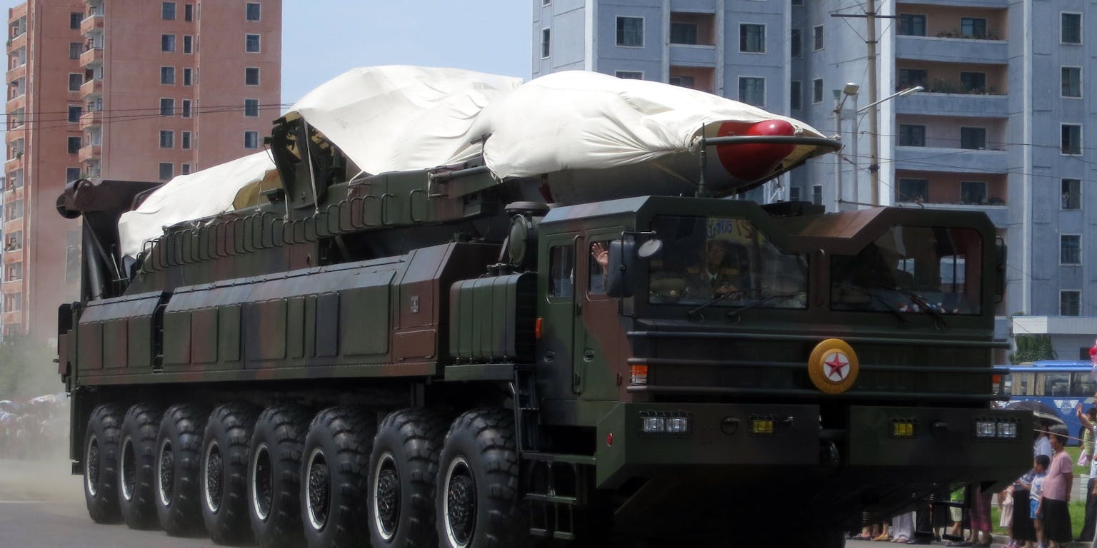 Een militair voertuig met daarop een afgedekte raket.