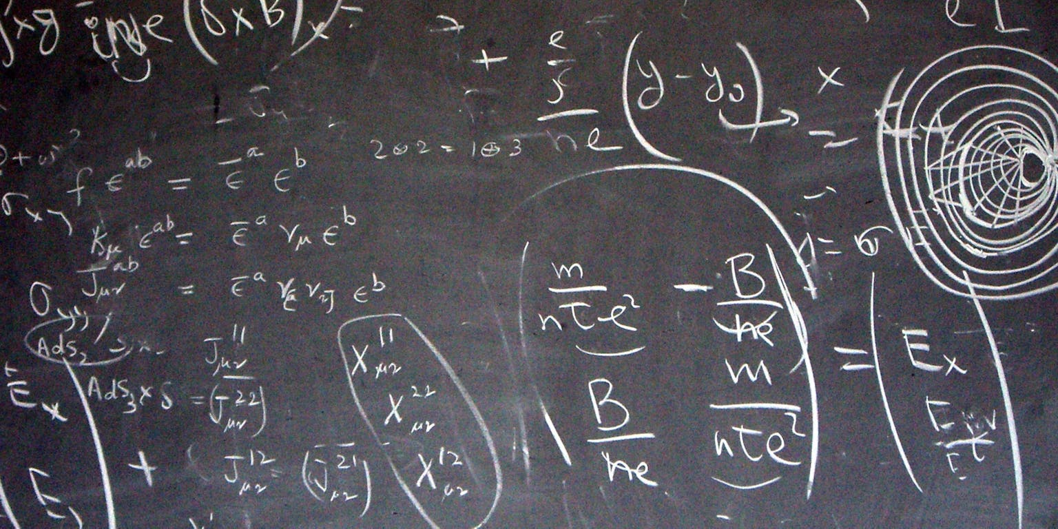 Een schoolbord met veel formules erop geschreven.